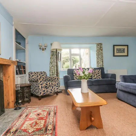 Polcreek Farmhouse, Holiday home *